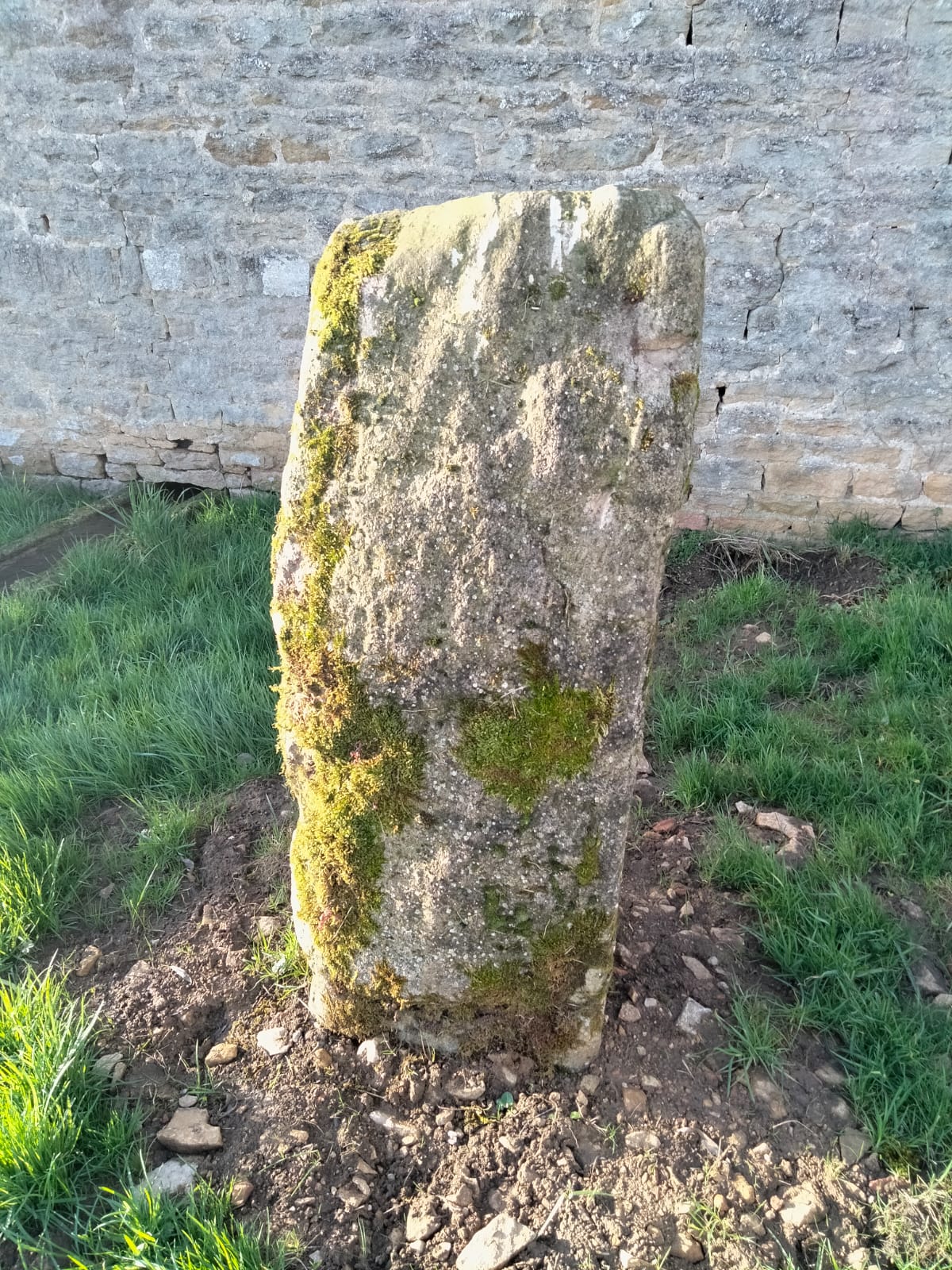 Pierre levée au bord de la rigole