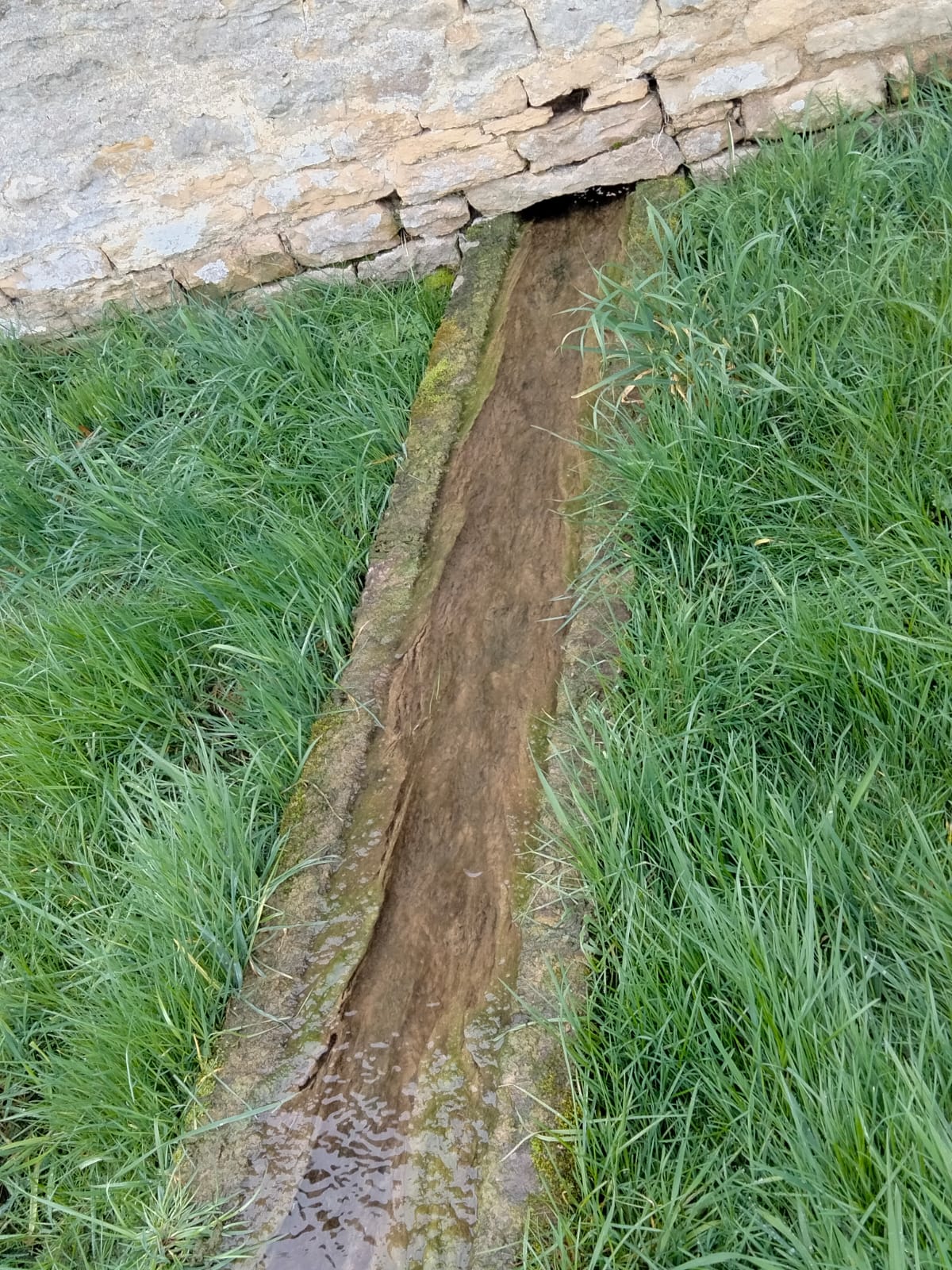 Rigole qui va de la source au lavoir