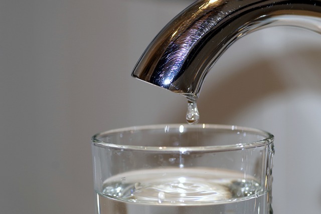 Photo d'un robinet qui goutte dans un verre
