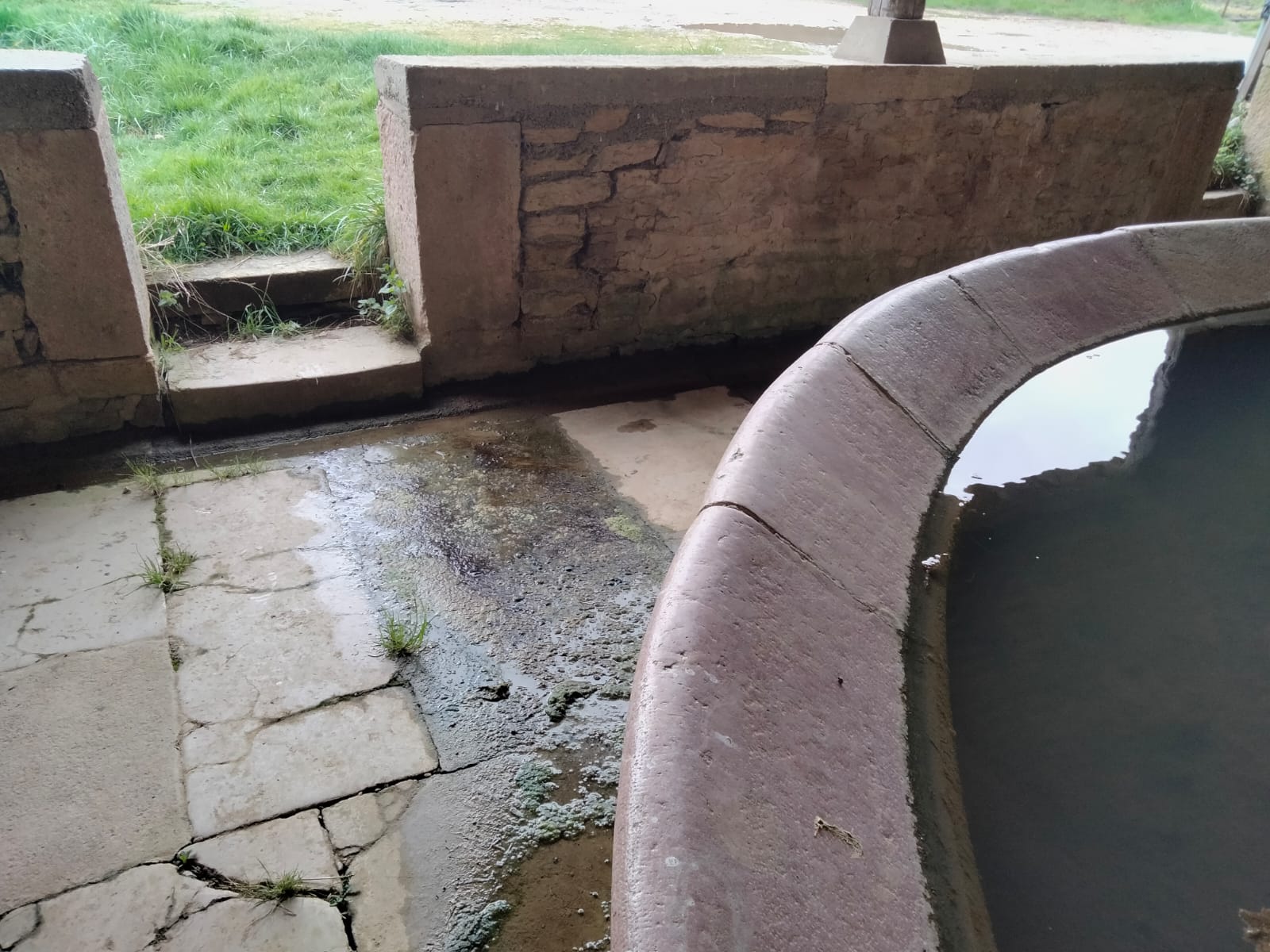 Détail du bassin du lavoir