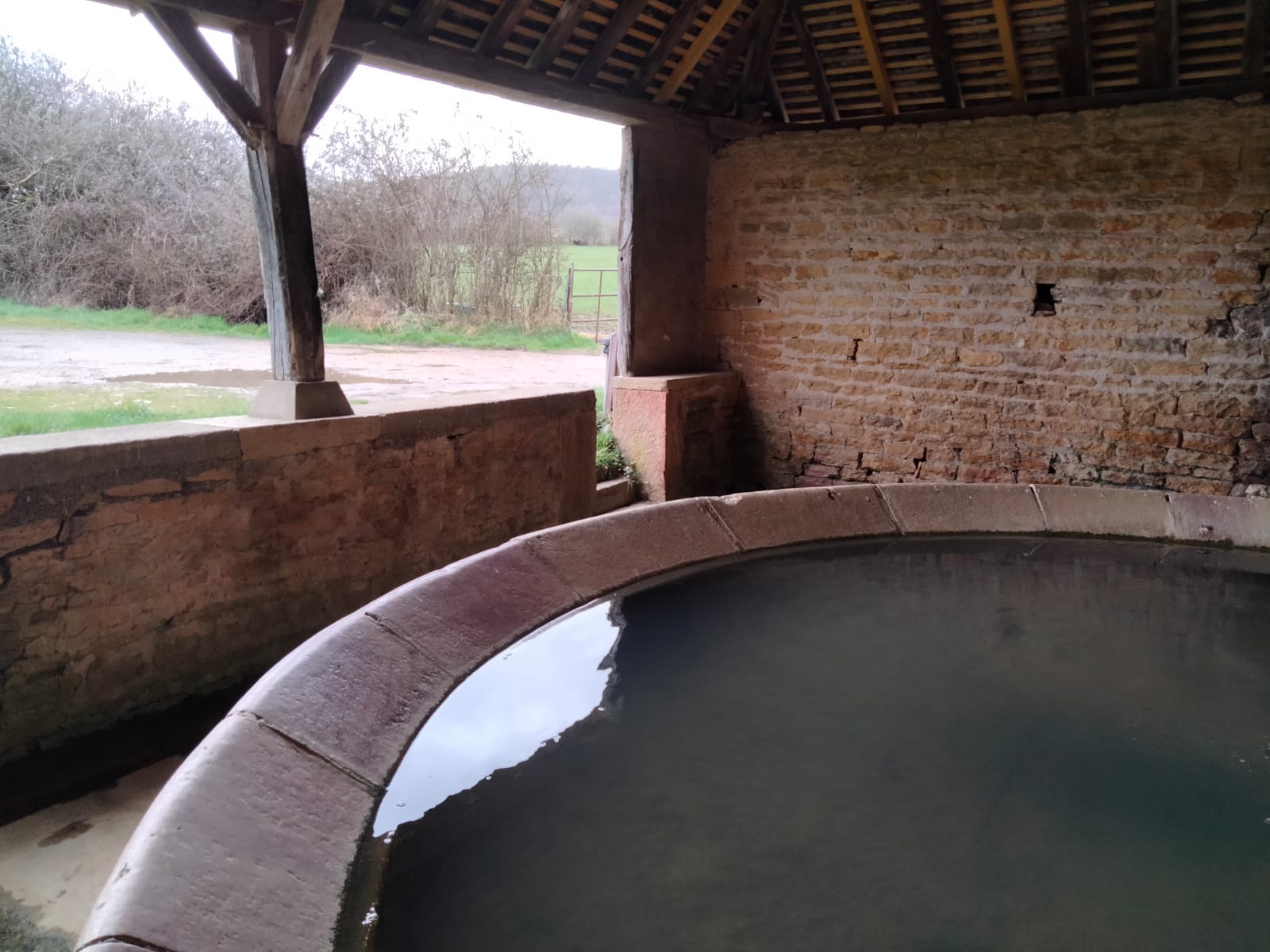 Détail du bassin du lavoir