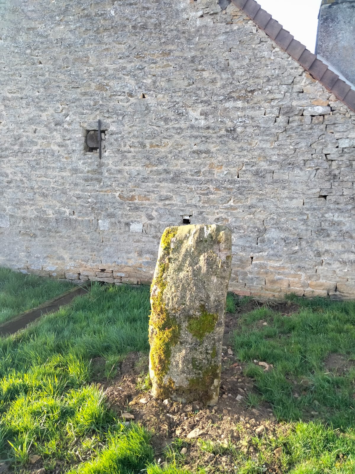 Pierre levée au bord de la rigole