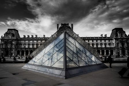 Photo noir et blanc du Louvre et de la Pyramide