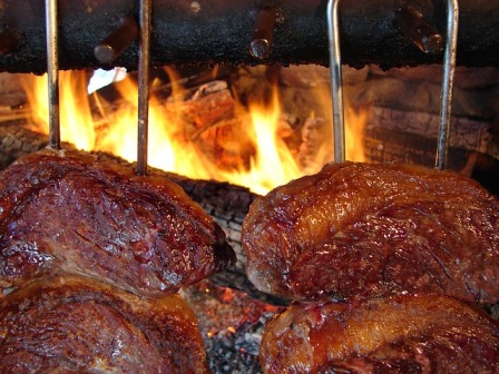 Photo de viande qui cuit sur un feu de bois